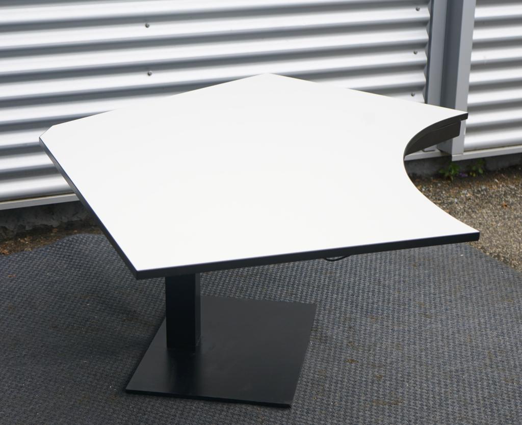 Holmris B8 hæve-sænkebord 160x90 cm i hvid med elegant mavebue, set fra siden.